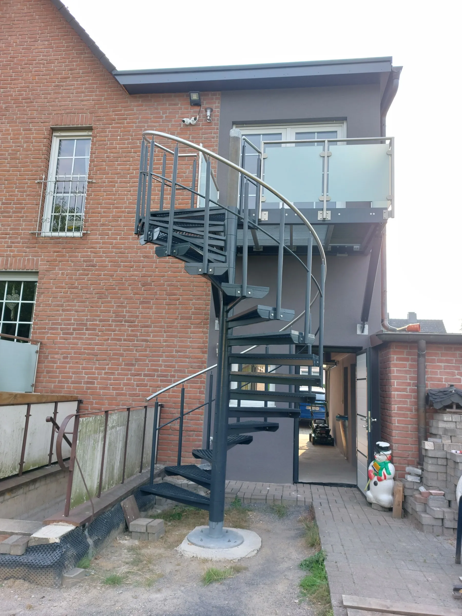 Wendeltreppe aus Stahl an einer Hausfassade