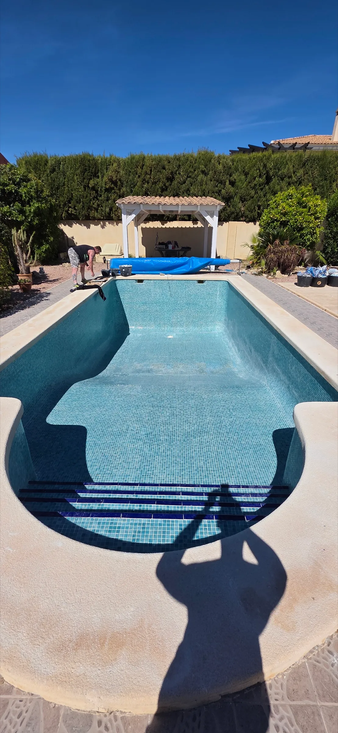 Pool nach der Sanierung, gefüllt und neu verfliest