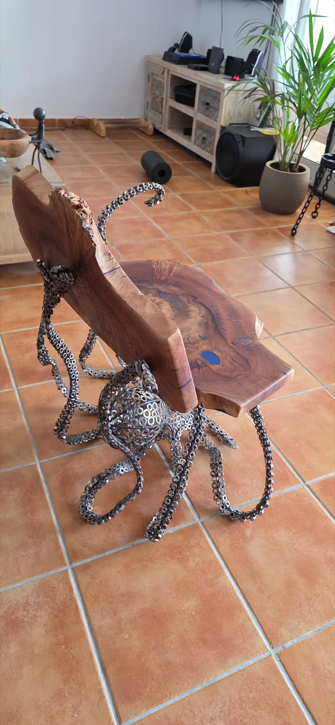 Sessel aus Olivenholz mit Sockel aus geschweißten Ketten in Form eines Oktopus