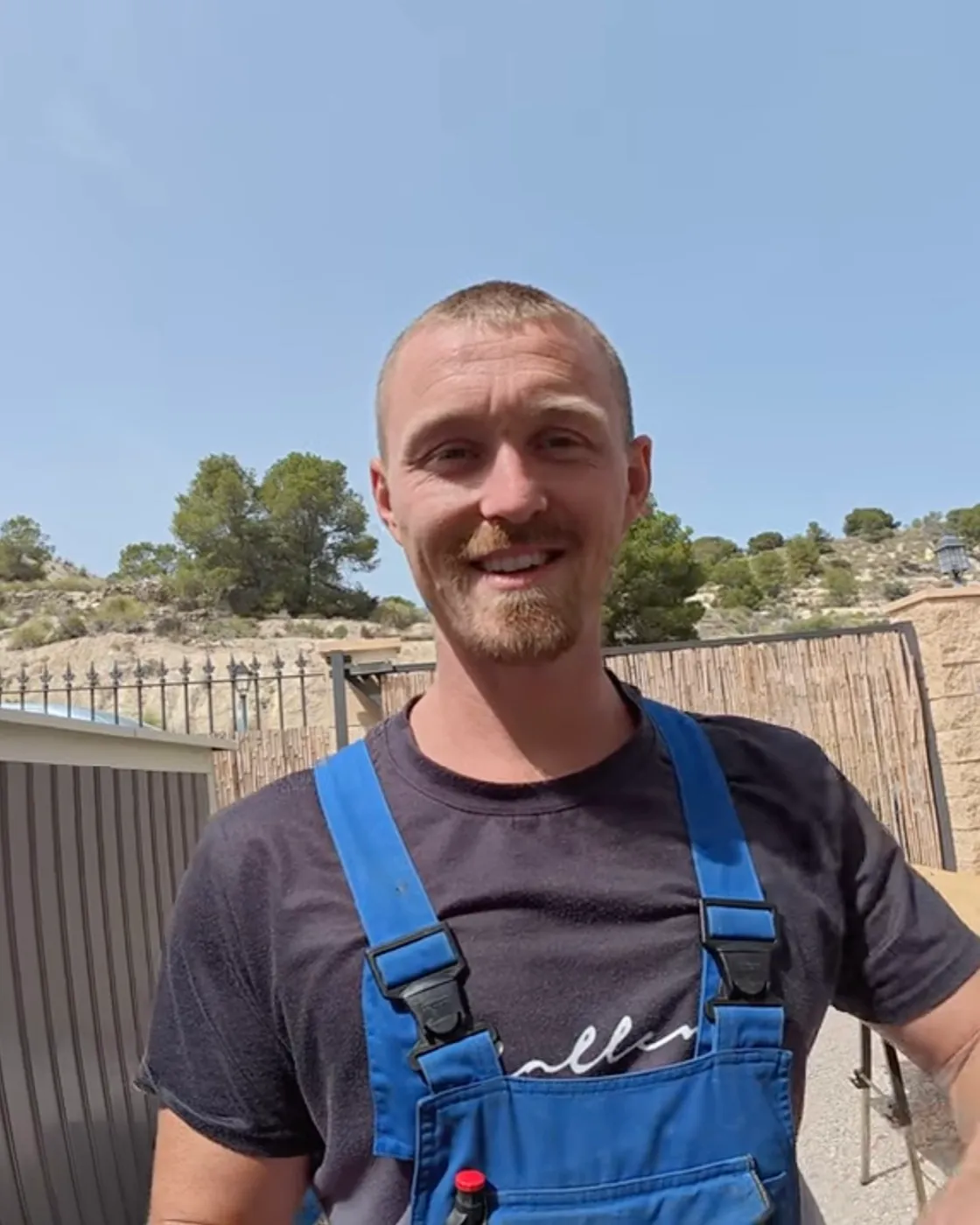 Tim Kluge in Arbeitslatzhose vor der Berglandschaft bei Aigües